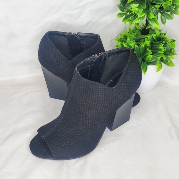 ♡♡ Indigo Rd Black Faux Suede Peep Toe Heeled Ankle Boots Size 7M - Picture 1 of 13